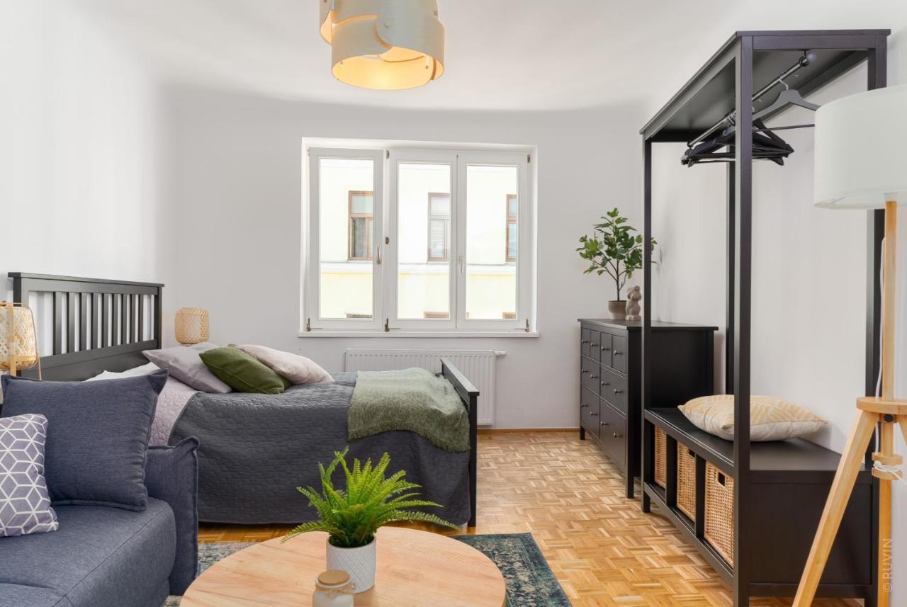 King Bed Home, 3 Bed Rooms, Perfect For Long Term Vienne